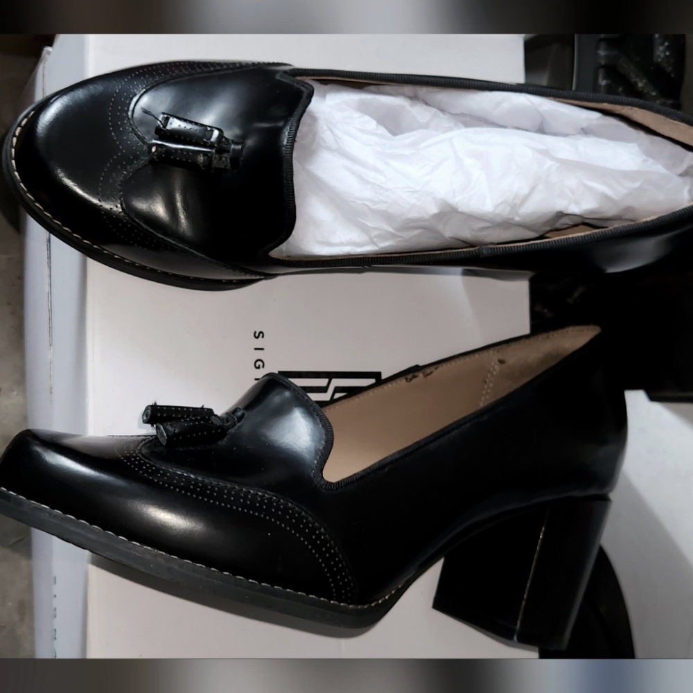 Black leather Clark's heeled loafer shoes. Size 7
